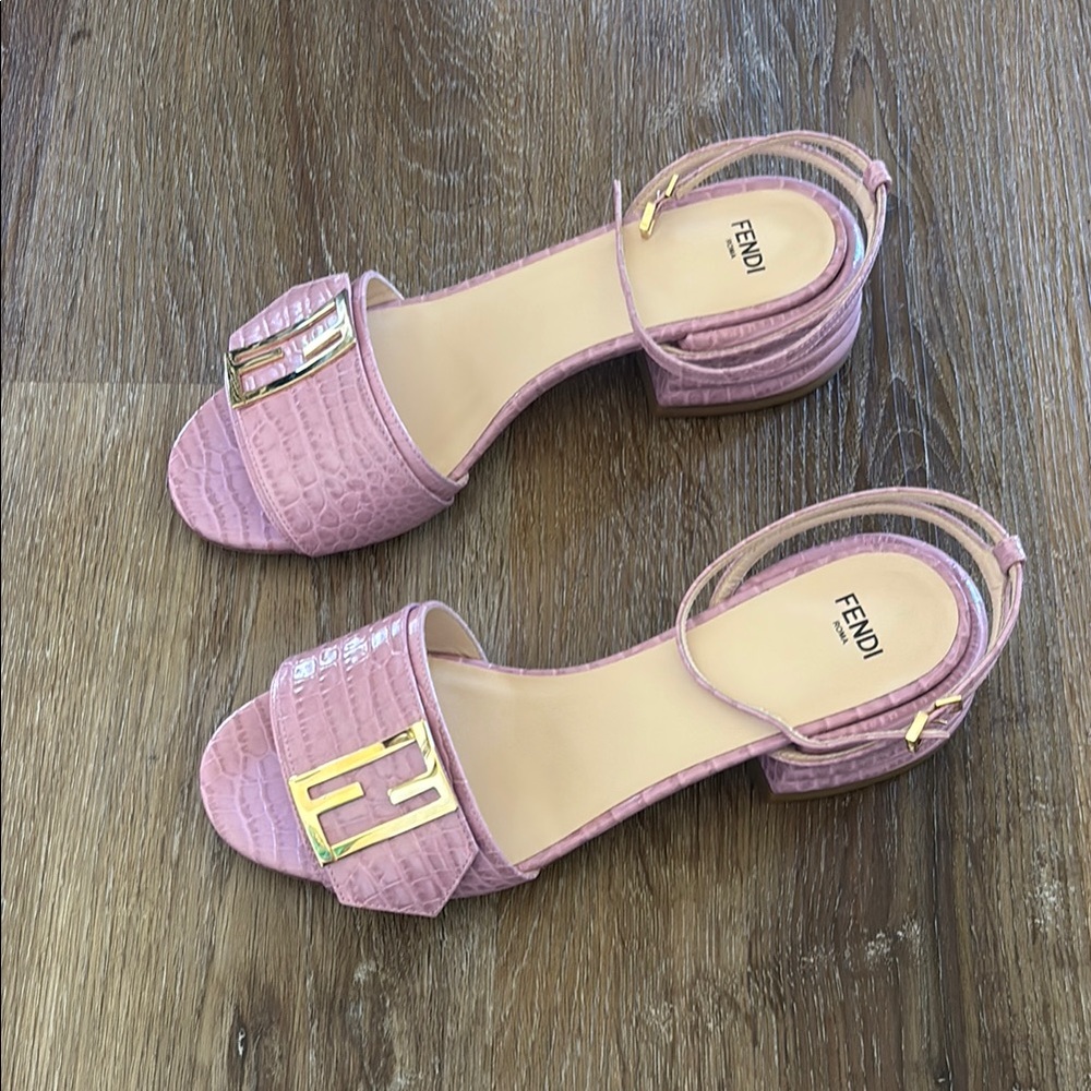 Fendi Vitello Crocodile Embossed Promenade Ankle Strap Sandals 37 Quarzo